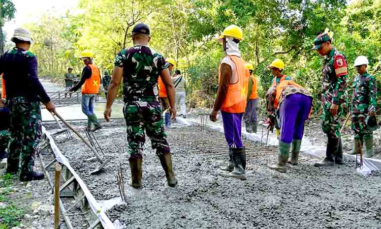 Pembangunan jalan cor beton tmmd 125 bojonegoro di desa soko