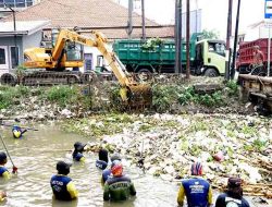 Pemkab Sidoarjo Rutin Bersihkan Sungai Kanal Porong