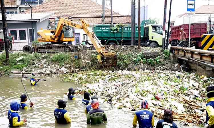 Pemkab sidoarjo rutin bersihkan sungai