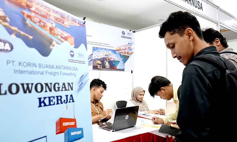 Pemkot surabaya targetkan pengangguran terbuka turun 0,4 persen