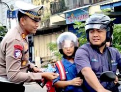 Penghujung Operasi Patuh Semeru 2025, Polres Ponorogo Sampaikan Pesan dan Cinderamata kepada Pengendara