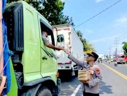 Polisi Peduli : Polresta Banyuwangi Berbagi Nasi Kotak untuk Sopir Truk di Jalur Pelabuhan Ketapang
