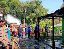 Polsek Ngawi Kota Sigap Bantu Evakuasi Kebakaran Rumah Warga, Api Nyaris Meluas