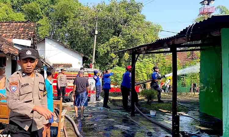 Polsek ngawi kota sigap bantu evakuasi kebakaran rumah warga