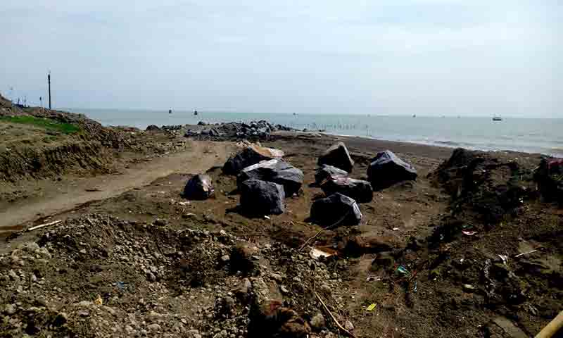 Proyek breakwater pelabuhan muara indah asemdoyong jadi sorotan