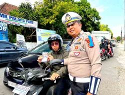 Satlantas Kediri Bagikan Brosur Keselamatan demi Budaya Tertib Lalu Lintas
