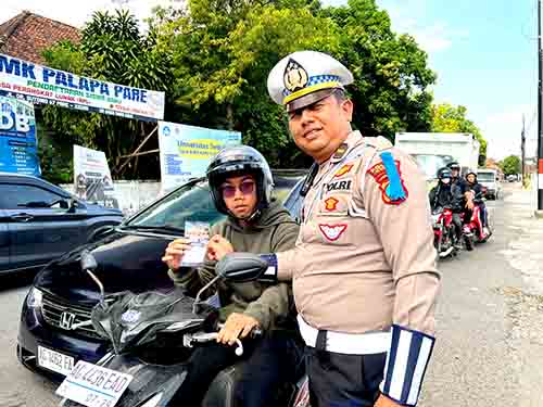 Satlantas polres kediri membagikan ratusan brosur