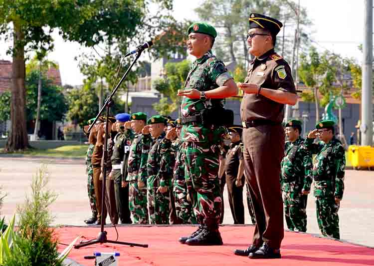 Tni dan kejari tuban sinergikan pengamanan lewat apel kesiapan 2025 2