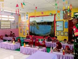 Babinsa Koramil 1426-01/Polut Pantau Distribusi Makanan Bergizi Gratis untuk Anak TK di Ko’mara