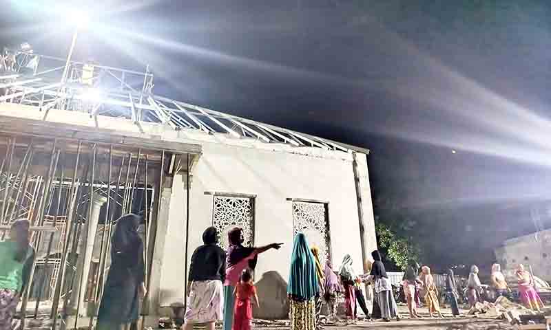 Warga dusun majalangu kompak bangun masjid, gotong royong hingga larut malam