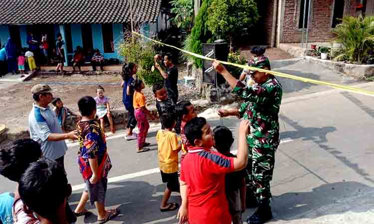 Babinsa koramil kendal turut meriahkan lomba hut ri di desa binaan