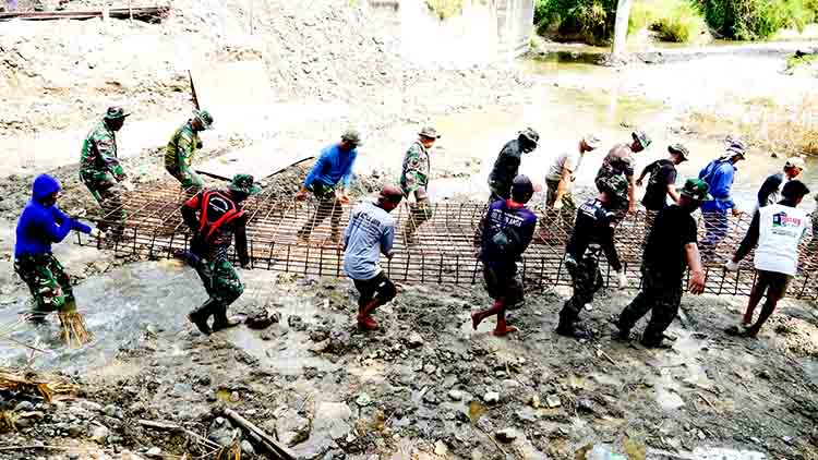 Bersama warga, satgas tmmd 125 bojonegoro kebut pengerjaan rehabilitasi check dam