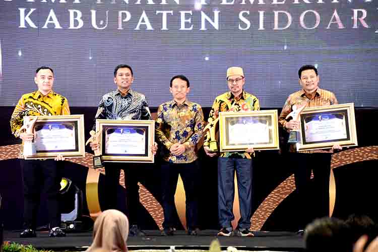 Bupati sidoarjo dinobatkan sebagai tokoh yang peduli