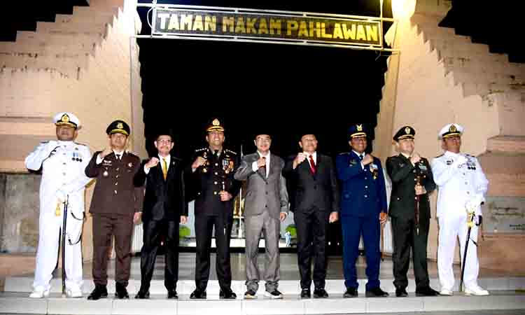 Bupati sidoarjo hadiri apel kehormatan dan renungan suci di tmp kusuma bangsa