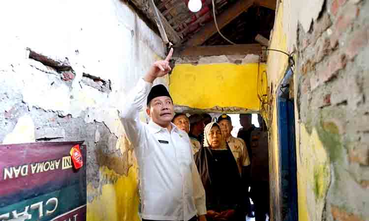 Bupati sidoarjo subandi kunjungi rumah tidak layak huni