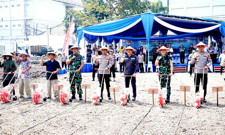 Bupati sidoarjo dan kapolresta sidoarjo tanam jagung bersama santri
