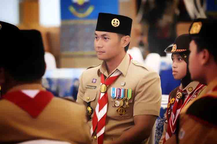 Bupati tuban dianugerahi lencana darma bakti atas dedikasi terhadap gerakan pramuka 2