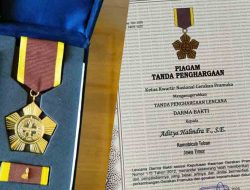 Bupati tuban dianugerahi lencana darma bakti atas dedikasi terhadap gerakan pramuka 3