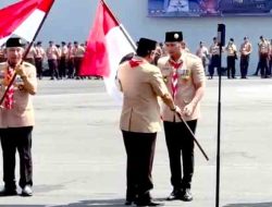 Bupati Tuban Terima Bendera Merah Putih di Apel Pramuka Jawa Timur: Simbol Semangat Persatuan dan Pengabdian