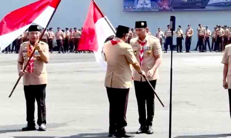 Bupati tuban terima bendera merah putih di apel pramuka jawa timur 2