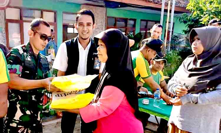 Dukung program pangkostrad, yonarmed 12 kostrad gelar bazar beras murah di jurorejo