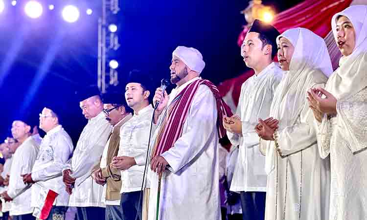 Dzikir dan sholawat di grahadi