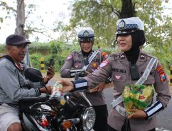 Polwan Polres Bondowoso Berbagi Minuman, Suasana Antrian BBM di SPBU Jadi Segar