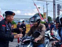 Sambut Hari Kemerdekaan RI ke – 80 Brimob Polda Jatim Berbagi 2000 Bendera Merah Putih di Pamekasan