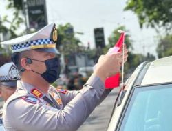 Semarak Jelang Hari Kemerdekaan RI ke -80, Polisi Berbagi Bendera Merah Putih di Nganjuk