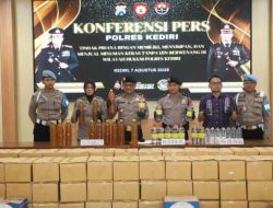 Polres Kediri Gerebek Gudang Miras Ilegal di Wates, Ribuan Botol Disita