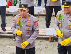 Tanam Mangrove di Kalbar, Kapolri: Jaga Lingkungan untuk Masa Depan Anak-Cucu Kita