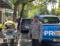 Polisi Peduli : Patroli Dialogis Polresta Banyuwangi Sambil Berbagi Nasi Untuk Abang Becak