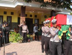 Kapolres Kediri Kota Pimpin Upacara Pemakaman Alm Aiptu Joko Suselo