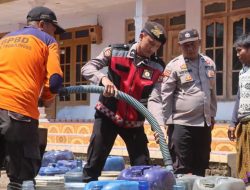 Polsi Peduli : Polres Probolinggo Gandeng BPBD Distribusikan Air Bersih untuk Warga Tiris