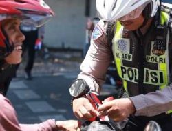 Polres Gresik Bagikan Bendera dan Pin Merah Putih di Jalan Tanamkan Semangat Kemerdekaan