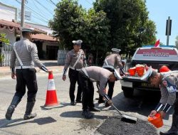 Peduli Keselamatan Masyarakat Polantas Polres Situbondo Tambal Jalan Berlubang Cegah Laka
