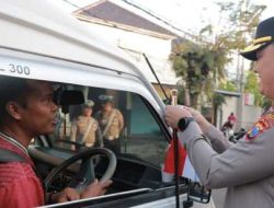 Tebar Semangat Merah Putih Kapolres Jember Turun Jalan Berbagi Bendera dan Cokelat Bagi Pengendara