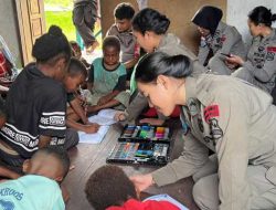 Polri Tanamkan Semangat Belajar kepada Anak-Anak di Kampung Yunad Melalui Pendekatan Humanis