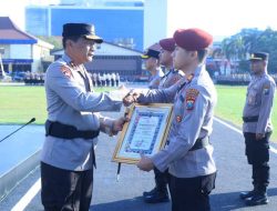 Kapolda Jatim Beri Penghargaan 73 Personel Berprestasi 4 Diantaranya Terima KPLB