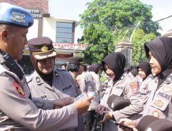 Propam Polres Kediri Kota Tegakkan Disiplin Personil Polwan dalam Apel Peringatan Hari Jadi Polwan ke-77, “Polri untuk Masyarakat”