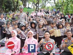Keseruan Siswa TK Kemala Bhayangkari Belajar Rambu Lalu Lintas Bareng Kapolres Kediri Kota