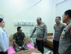 Kapolda Jatim Kunjungi Petugas yang Luka Saat Amankan Unjuk Rasa di Grahadi