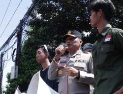 Kapolda Jatim Temui Massa Unras Aliansi BEM Nusantara di Depan Mapolda Jawa Timur