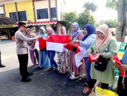 Jelang HUT ke-80 RI, Polres Bojonegoro Bagikan Bendera Merah Putih