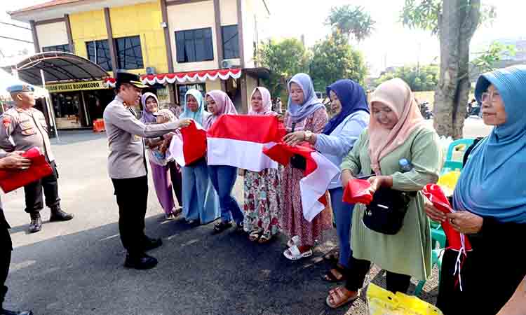 Jelang hut ke 80 ri, polres bojonegoro bagikan bendera merah putih