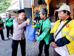 Jumat Berkah, Polres Bojonegoro Salurkan Sembako untuk Komunitas Ojol