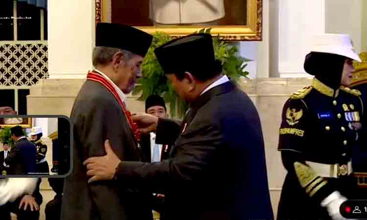 Kh. abdul ghofur terima penghargaan bintang mahaputra utama dari presiden prabowo 2