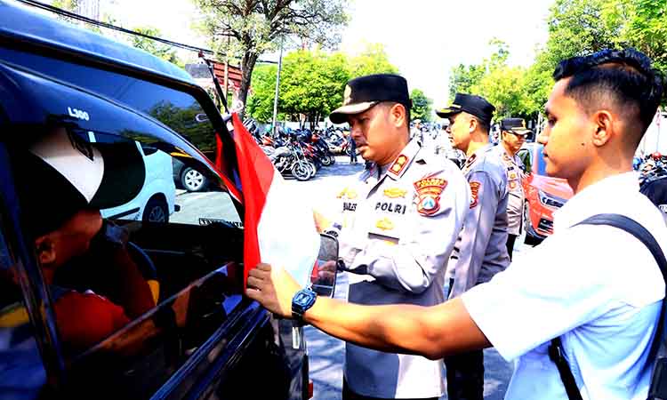 Kapolres ngawi turut pasangkan bendera merah putih
