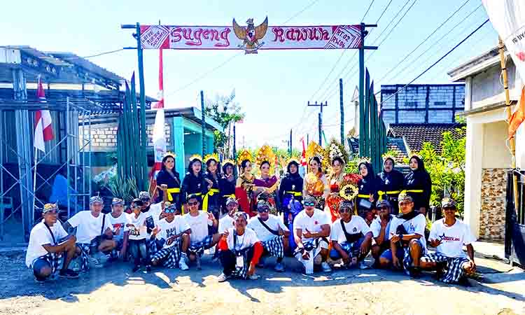Karnaval budaya warnai puncak hut ke 80 ri di desa dumpiagung lamongan