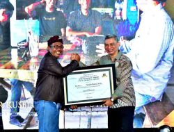 Kades Deket Wetan Raih Penghargaan Ekonomi di Radar Bojonegoro Awards 2025